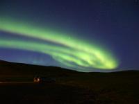 Polarlichtschleife am Nachthimmel